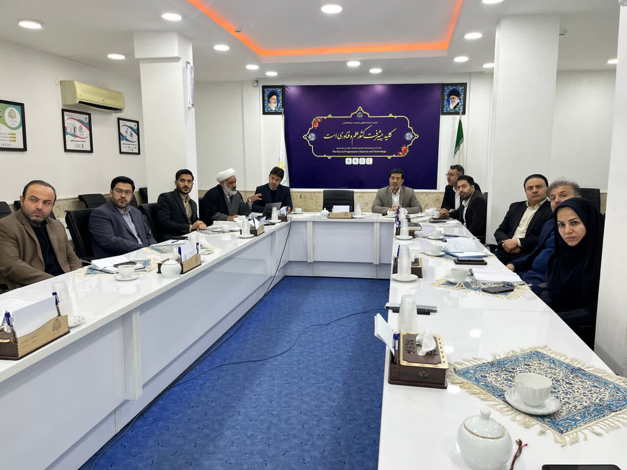 استقبال مدیریت شهری قم از نوآوری و خلاقیت/ رونمایی کتاب «فرهنگ در مقیاس شهر» با حضور مدیران شهرداری و اعضای شورای شهر