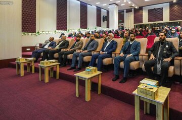 تكريم الأساتذة الجامعيين لمساهمتهم في إنجاح مهرجان (عباءتي) برعاية العتبة العلوية