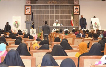 পবিত্র কোম নগরীতে নাইজেরিয়ান  শিক্ষার্থী এবং আলেমদের সাথে শেখ ইব্রাহিম যাকযাকির সাক্ষাৎ।