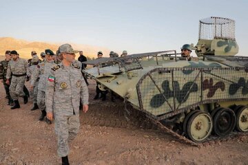 Mkuu wa Jeshi la Iran Amir Hatami Akikagua Ngome za Kijeshi za Mipakani pamoja na Brigedi za Jeshi la Ardhini