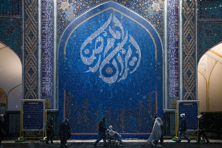 تقرير مصور/ حرم الإمام الرضا (ع) في اجواء تساقط الثلوج