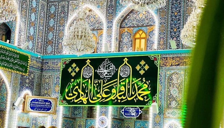 Informe fotográfico | El Santuario del Imam Huséin (P) engalanado con banderas alegres por el natalicio del Imam Muhammad al-Baqir (la paz sea con él)