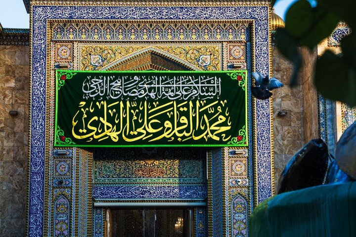 Informe fotográfico | El Santuario del Imam Huséin (P) engalanado con banderas alegres por el natalicio del Imam Muhammad al-Baqir (la paz sea con él)