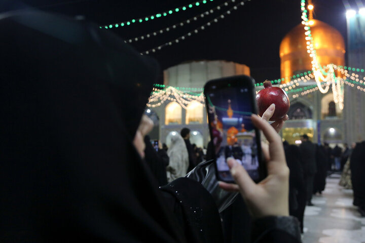 Informe fotográfico | Atmósfera espiritual en el santuario sagrado del Imam Alí ibn Musa ar-Rida (la paz sea con él) en la noche del aniversario del nacimiento del Imam Muhammad al-Baqir (P)