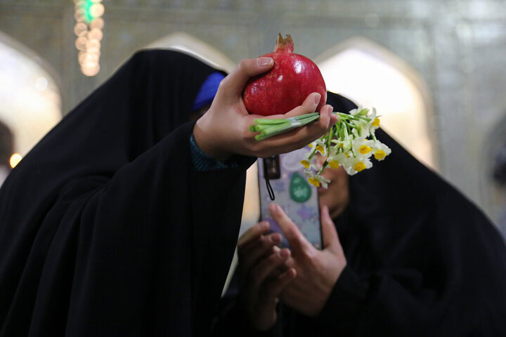 Informe fotográfico | Atmósfera espiritual en el santuario sagrado del Imam Alí ibn Musa ar-Rida (la paz sea con él) en la noche del aniversario del nacimiento del Imam Muhammad al-Baqir (P)