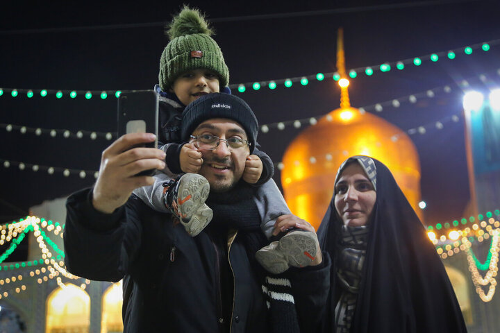 Informe fotográfico | Atmósfera espiritual en el santuario sagrado del Imam Alí ibn Musa ar-Rida (la paz sea con él) en la noche del aniversario del nacimiento del Imam Muhammad al-Baqir (P)