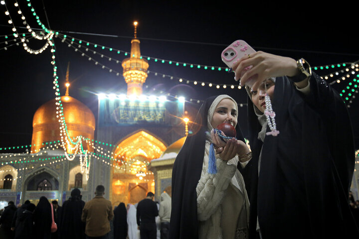 Informe fotográfico | Atmósfera espiritual en el santuario sagrado del Imam Alí ibn Musa ar-Rida (la paz sea con él) en la noche del aniversario del nacimiento del Imam Muhammad al-Baqir (P)