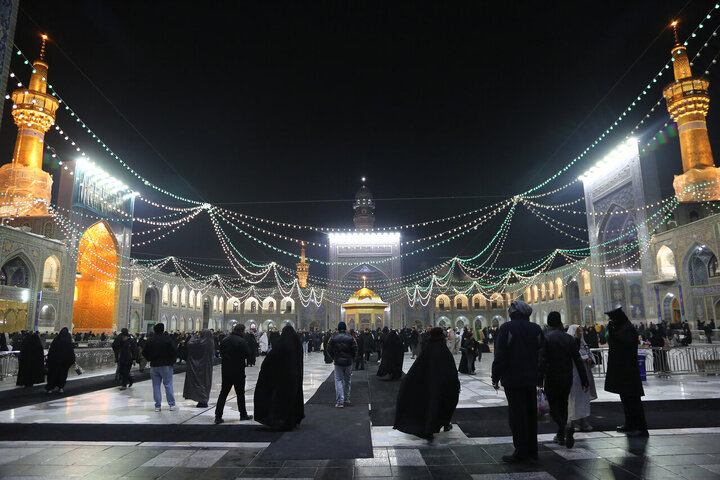 Informe fotográfico | Atmósfera espiritual en el santuario sagrado del Imam Alí ibn Musa ar-Rida (la paz sea con él) en la noche del aniversario del nacimiento del Imam Muhammad al-Baqir (P)