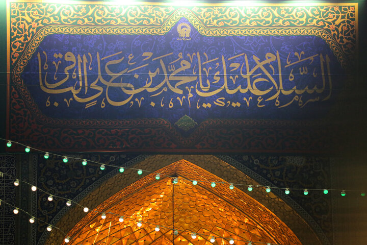 Informe fotográfico | Atmósfera espiritual en el santuario sagrado del Imam Alí ibn Musa ar-Rida (la paz sea con él) en la noche del aniversario del nacimiento del Imam Muhammad al-Baqir (P)