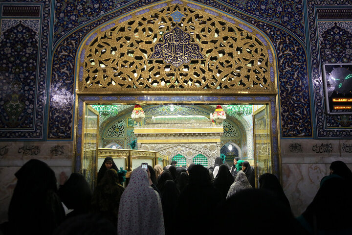 Informe fotográfico | Atmósfera espiritual en el santuario sagrado del Imam Alí ibn Musa ar-Rida (la paz sea con él) en la noche del aniversario del nacimiento del Imam Muhammad al-Baqir (P)