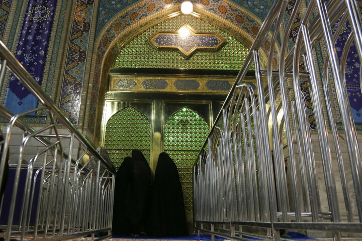 Informe fotográfico | Atmósfera espiritual en el santuario sagrado del Imam Alí ibn Musa ar-Rida (la paz sea con él) en la noche del aniversario del nacimiento del Imam Muhammad al-Baqir (P)