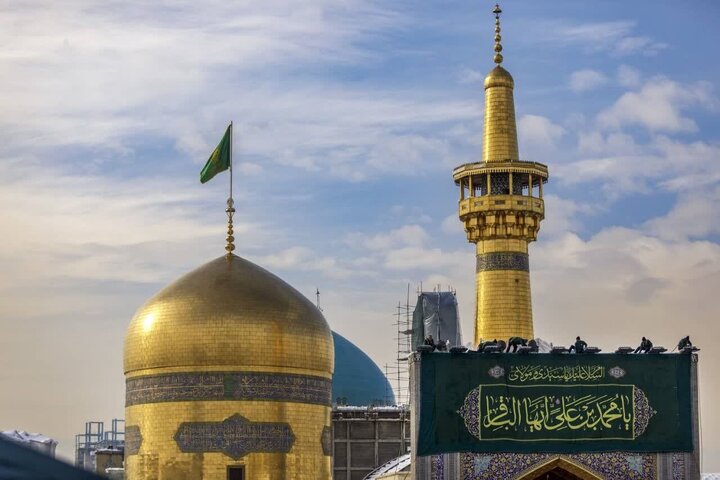 Informe fotográfico | Instalación de banderas por el aniversario del nacimiento del Imam Muhammad al-Baqir (P) en el santuario razaví