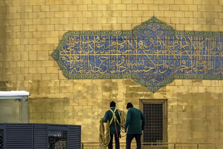 Informe fotográfico | Instalación de banderas por el aniversario del nacimiento del Imam Muhammad al-Baqir (P) en el santuario razaví
