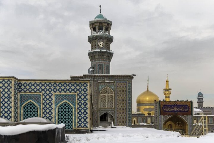 Informe fotográfico | Instalación de banderas por el aniversario del nacimiento del Imam Muhammad al-Baqir (P) en el santuario razaví