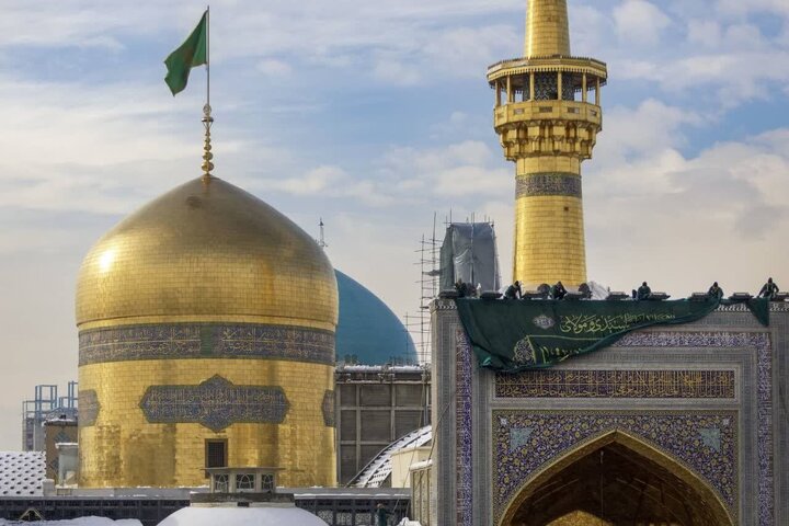 Informe fotográfico | Instalación de banderas por el aniversario del nacimiento del Imam Muhammad al-Baqir (P) en el santuario razaví