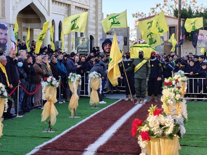 حضور باشکوه در مراسم تشییع شهید حزب‌الله در جنوب لبنان + تصویر