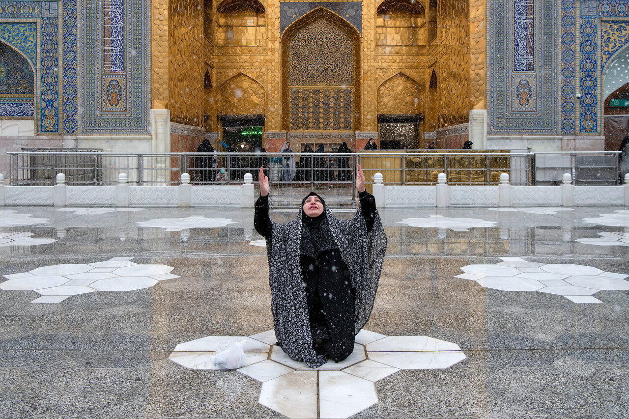 تقرير مصور/ حرم الإمام الرضا (ع) في اجواء تساقط الثلوج