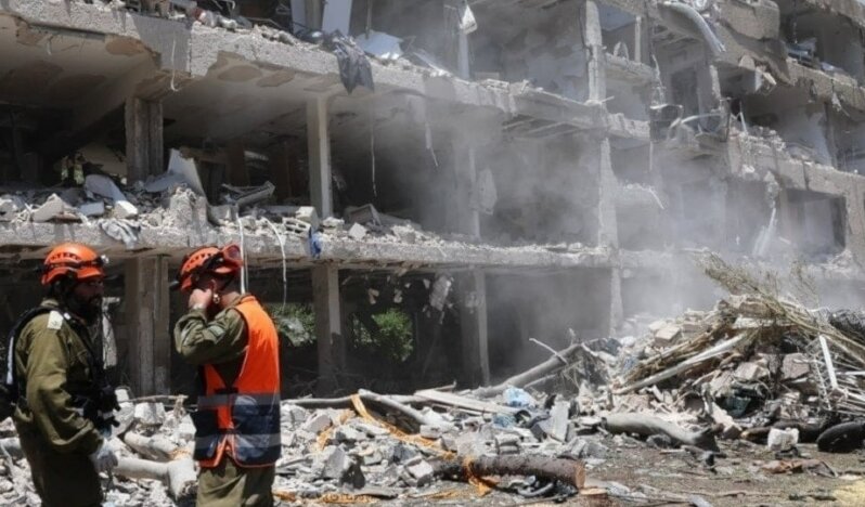 Siyonist Kanal İtiraf Etti: İran Füzeleri Hedefleri Vurdu, Kamuflaj Çöktü!