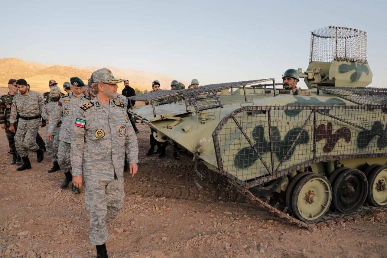 Mkuu wa Jeshi la Iran Amir Hatami Akikagua Ngome za Kijeshi za Mipakani pamoja na Brigedi za Jeshi la Ardhini