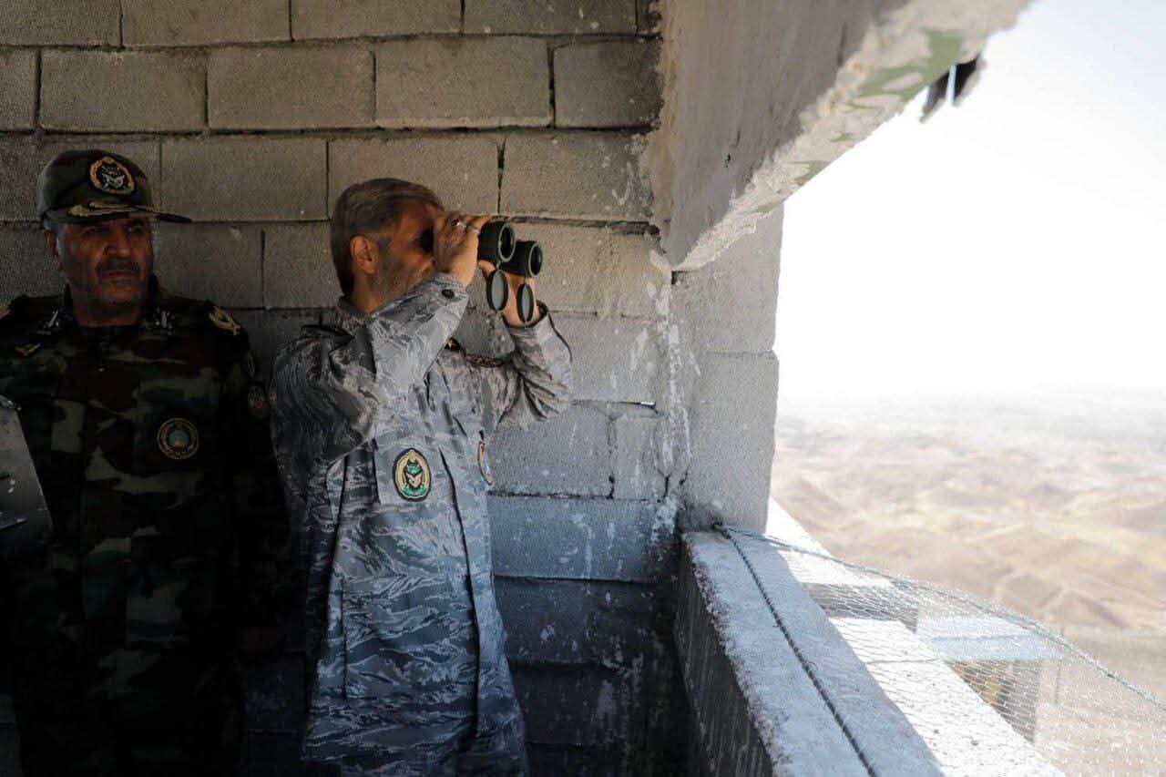 Mkuu wa Jeshi la Iran Amir Hatami Akikagua Ngome za Kijeshi za Mipakani pamoja na Brigedi za Jeshi la Ardhini