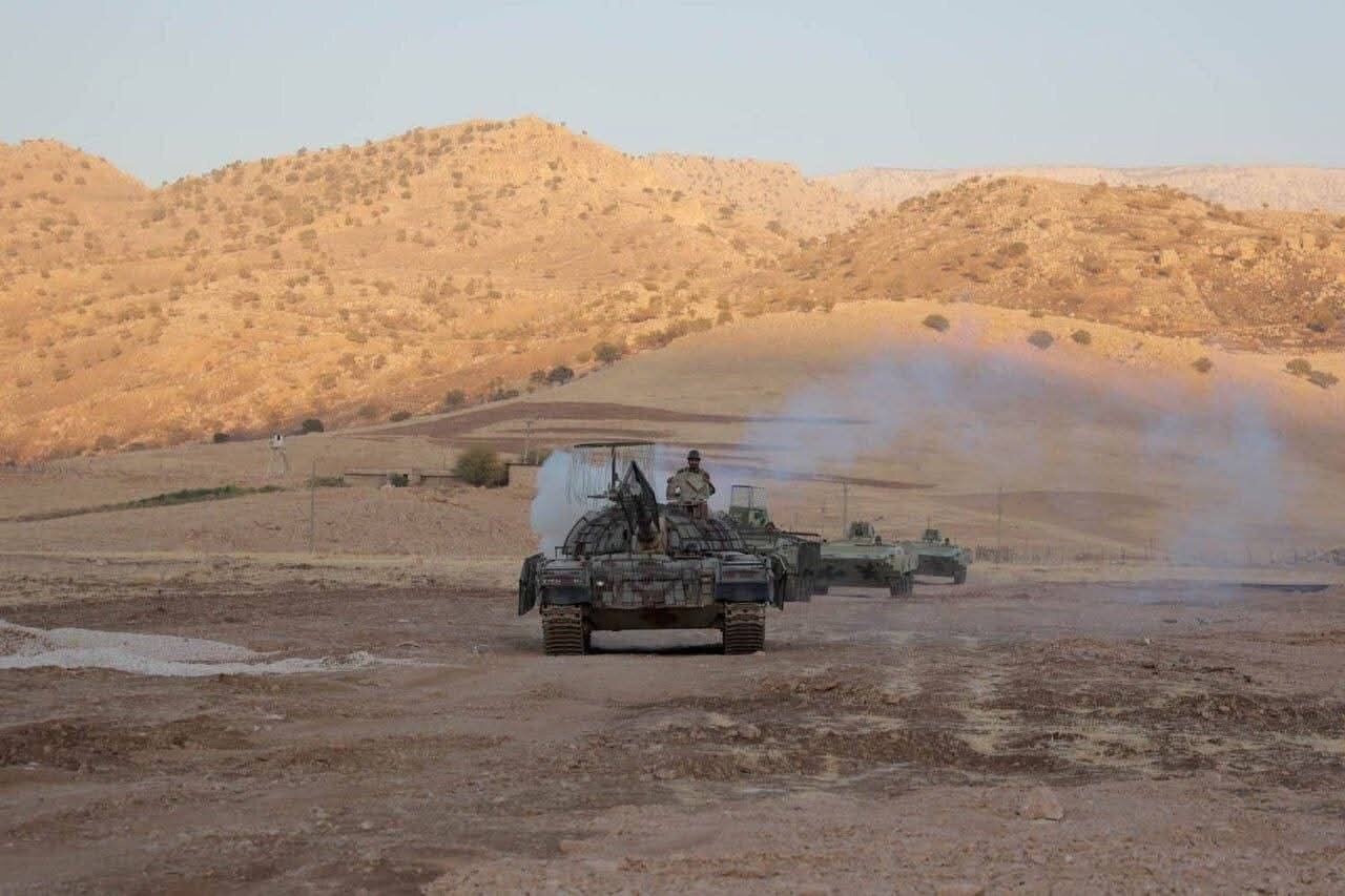 Mkuu wa Jeshi la Iran Amir Hatami Akikagua Ngome za Kijeshi za Mipakani pamoja na Brigedi za Jeshi la Ardhini