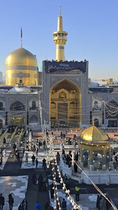 Photos: Installation of banners commemorating Imam Hadi martyrdom at Razavi Shrine