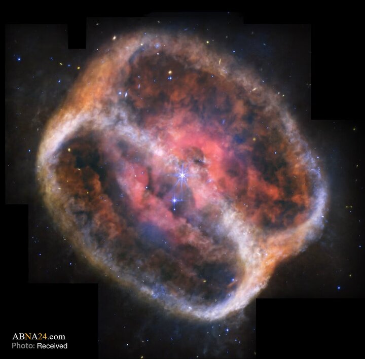 این تصویر جیمز وب نمای تازه‌ای از سحابی سیاره‌ای NGC 1514 نشان می‌دهد. در مرکز آن دو ستاره دیده می‌شوند که یکی در پایان چرخه زندگی خود لایه‌های گاز و غبارش را از دست داده است. این سحابی از اواخر قرن نوزدهم رصد شده است.