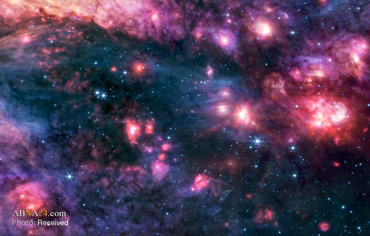 این تصویر جیمز وب گرد و غبار کیهانی درخشان را در Sagittarius B2، بزرگ‌ترین و فعال‌ترین ناحیه تولد ستاره در کهکشان ما، نشان می‌دهد؛ منطقه‌ای چند صد سال نوری از سیاه‌چاله مرکزی که با ۱۰ درصد گاز مرکز، نیمی از ستارگان آنجا را تولید می‌کند.