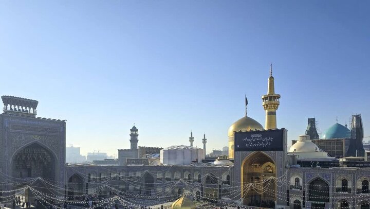 Informe fotográfico | Instalación de banderas conmemorativas del martirio del Imam Hadi en el santuario del Imam Alí ibn Musa ar-Rida (la paz sea con él)