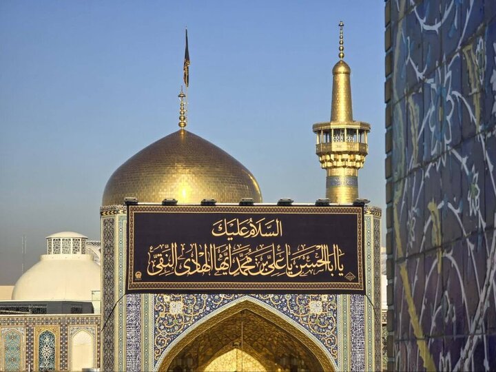Informe fotográfico | Instalación de banderas conmemorativas del martirio del Imam Hadi en el santuario del Imam Alí ibn Musa ar-Rida (la paz sea con él)