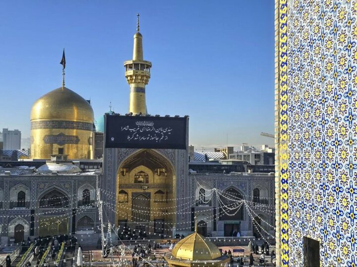 Informe fotográfico | Instalación de banderas conmemorativas del martirio del Imam Hadi en el santuario del Imam Alí ibn Musa ar-Rida (la paz sea con él)