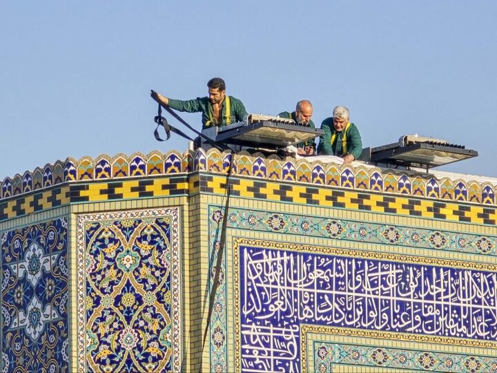 Informe fotográfico | Instalación de banderas conmemorativas del martirio del Imam Hadi en el santuario del Imam Alí ibn Musa ar-Rida (la paz sea con él)