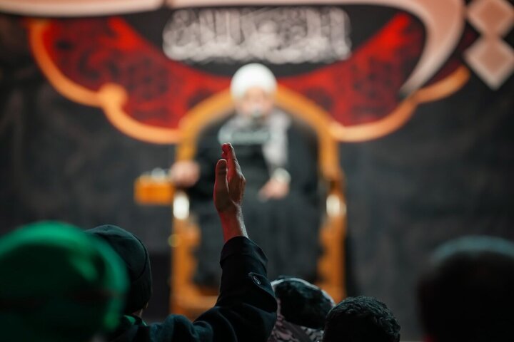 Informe fotográfico | Miles de personas se congregan en el Santuario de Al-Askari para conmemorar el martirio del Imam Alí al-Hadi (la paz sea con él)