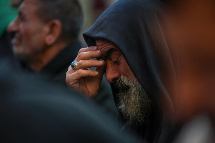 Informe fotográfico | Miles de personas se congregan en el Santuario de Al-Askari para conmemorar el martirio del Imam Alí al-Hadi (la paz sea con él)