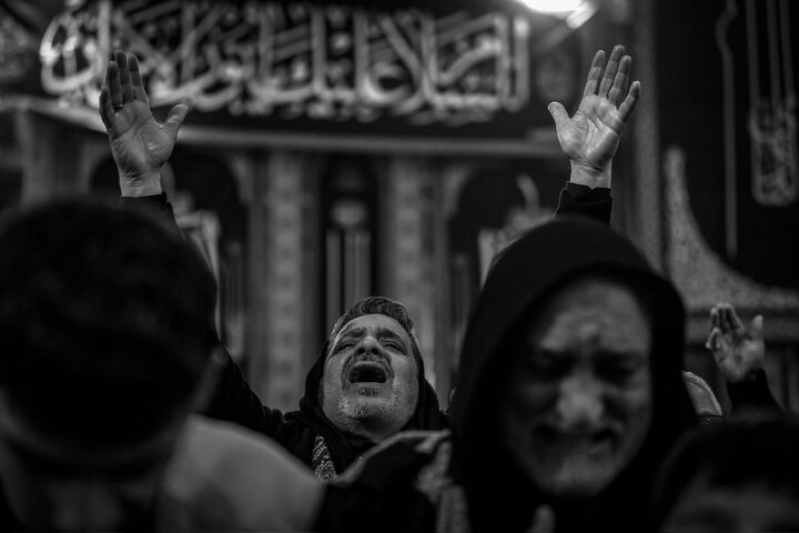 Informe fotográfico | Miles de personas se congregan en el Santuario de Al-Askari para conmemorar el martirio del Imam Alí al-Hadi (la paz sea con él)