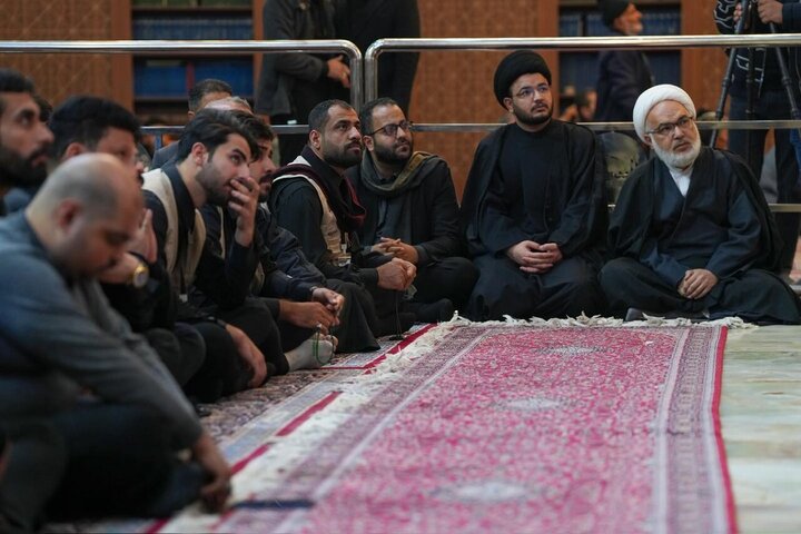 Informe fotográfico | Miles de personas se congregan en el Santuario de Al-Askari para conmemorar el martirio del Imam Alí al-Hadi (la paz sea con él)