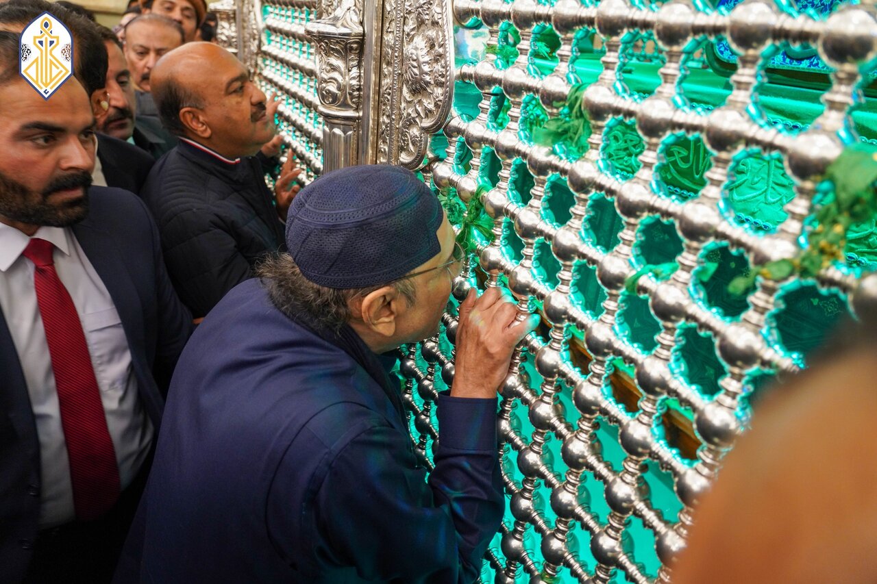 وفد الرئيس الباكستاني يزور مرقد الامامين الكاظم والجواد (ع) في بغداد