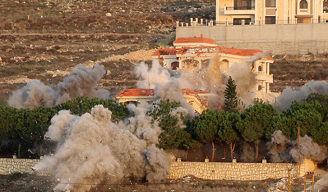 جيش الكيان الصهيوني يفجر مبان في ميس الجبل جنوب لبنان