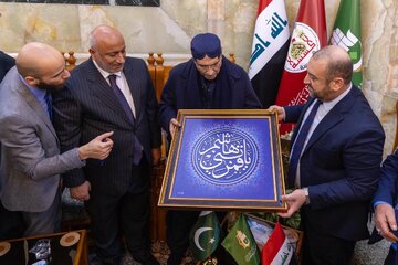 الرئيس الباكستاني يتشرف بزيارة مرقد أبي الفضل العباس (عليه السلام)