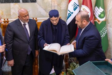 الرئيس الباكستاني يتشرف بزيارة مرقد أبي الفضل العباس (عليه السلام)