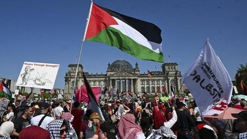 গাজায় গণহত্যা এবং "ইসরায়েলের" প্রতি জার্মানির অস্ত্র সহায়তার নিন্দা জানিয়ে বার্লিনে বিশাল বিক্ষোভ।