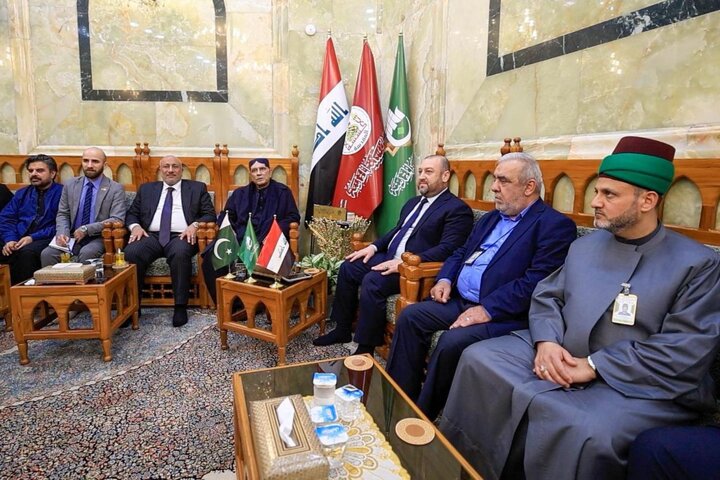 الرئيس الباكستاني يتشرف بزيارة مرقد أبي الفضل العباس (عليه السلام)