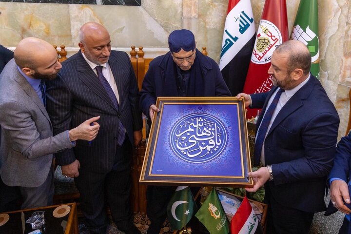 الرئيس الباكستاني يتشرف بزيارة مرقد أبي الفضل العباس (عليه السلام)