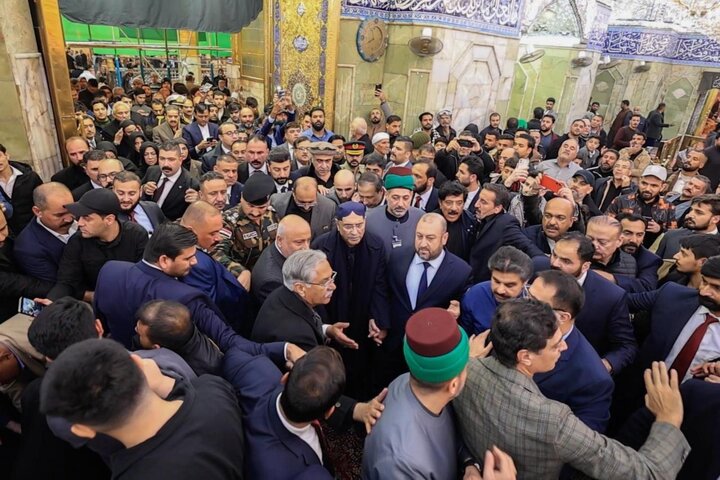 الرئيس الباكستاني يتشرف بزيارة مرقد أبي الفضل العباس (عليه السلام)