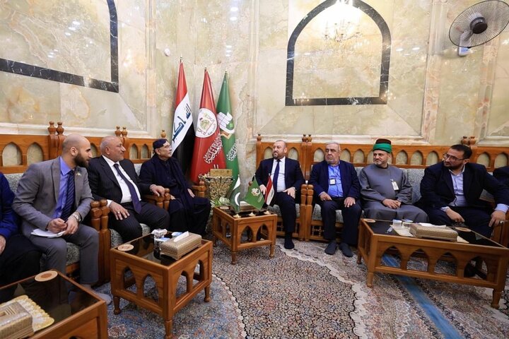 الرئيس الباكستاني يتشرف بزيارة مرقد أبي الفضل العباس (عليه السلام)