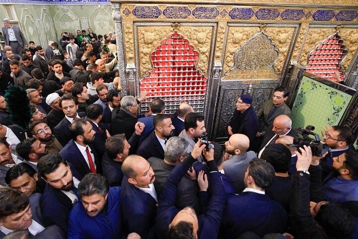 الرئيس الباكستاني يتشرف بزيارة مرقد أبي الفضل العباس (عليه السلام)