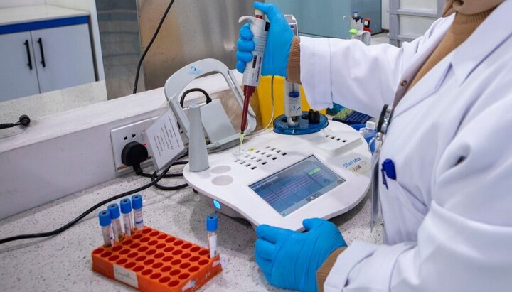 تقرير مصور/ مختبر مستشفى المجتبى (ع) للعتبة الحسينية يقدم فحوصات تشخيصية بمعايير عالمية