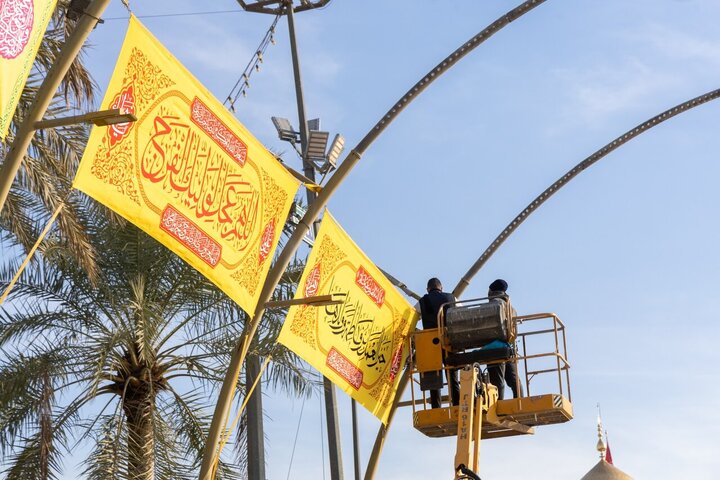 تقرير مصور/ نشر لافتات بهجة بين الحرمين بمدينة كربلاء بمناسبة ولادة الإمام الباقر(ع)