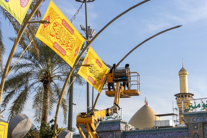 تقرير مصور/ نشر لافتات بهجة بين الحرمين بمدينة كربلاء بمناسبة ولادة الإمام الباقر(ع)