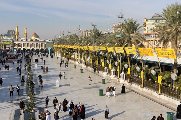 تقرير مصور/ نشر لافتات بهجة بين الحرمين بمدينة كربلاء بمناسبة ولادة الإمام الباقر(ع)